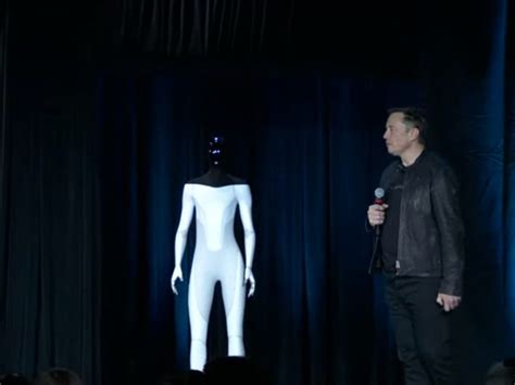Tesla Optimus, il robot umanoide di Elon Musk: cos’è, come funziona e prezzo. Annunciato nell’agosto 2021, il robot è stato finalmente presentato al pubblico da Elon Musk il 1° ottobre in occasione dell’AI Day 2022. È destinato a essere impiegato in lavori pesanti e ripetitivi, ma potrebbe trovare impiego anche fra le mura domestiche.